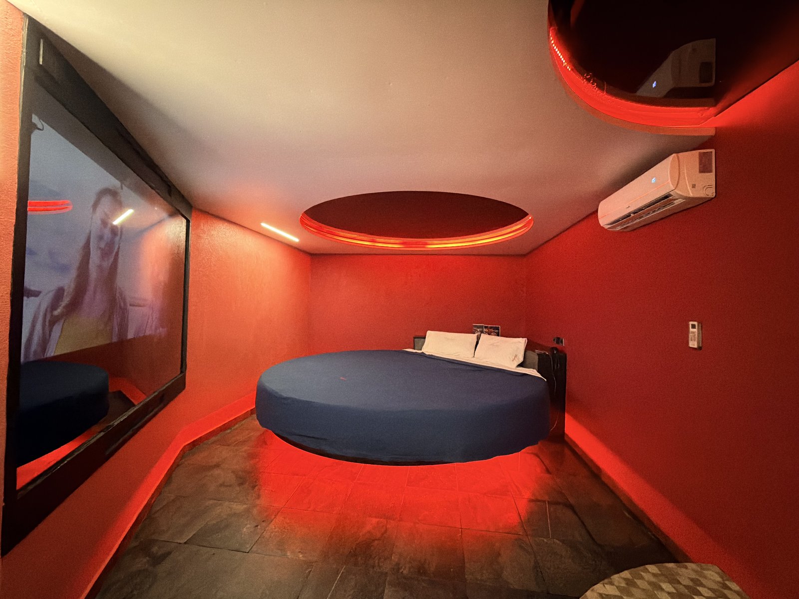 Recámara con cama redonda, Habitación con Alberca, Red Garden Hotel CDMX