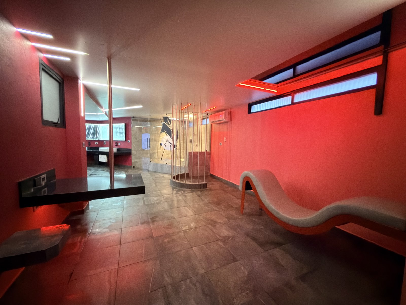 Área social de la habitación con alberca, Red Garden Hotel Coyoacán CDMX