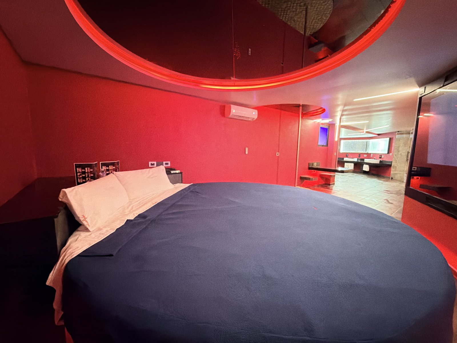 Cama con techo espejado, Habitación con Alberca, Red Garden Hotel Coyoacán CDMX