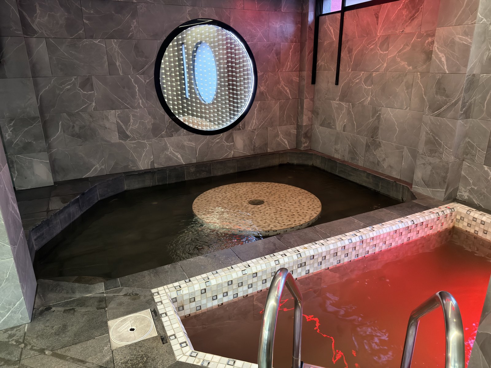 Alberca privada con iluminación, Red Garden Hotel Coyoacán CDMX