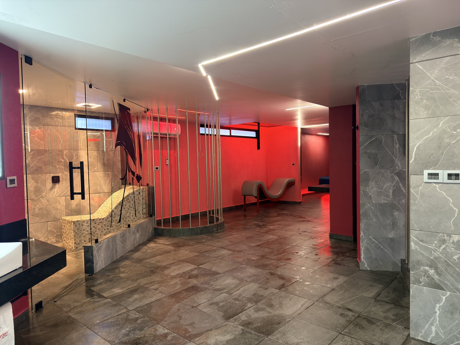 Área de descanso y ducha de la habitación con alberca, Red Garden Hotel CDMX