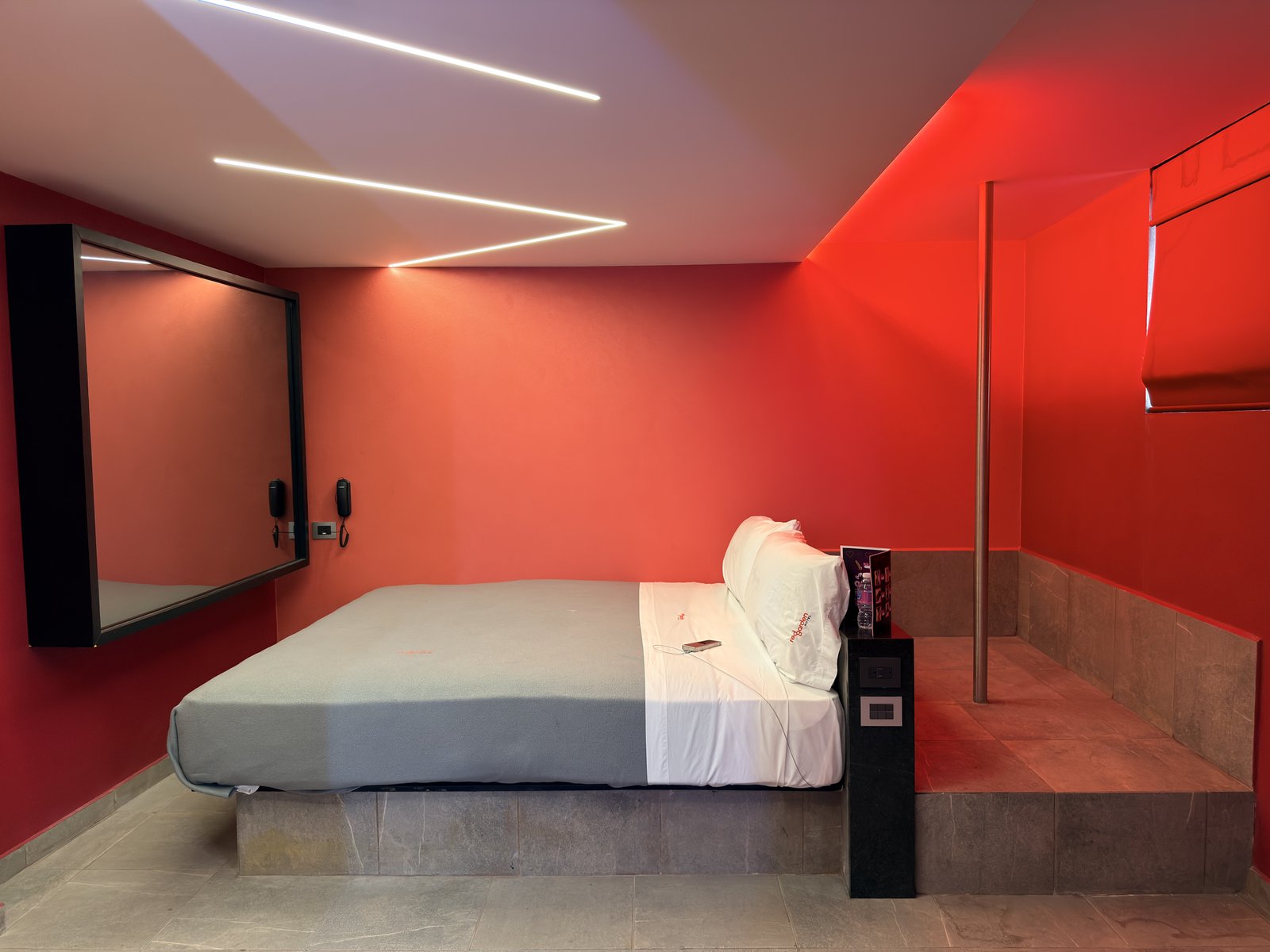 Cama con tubo de pole en Habitación Garden Standard, Red Garden Hotel CDMX