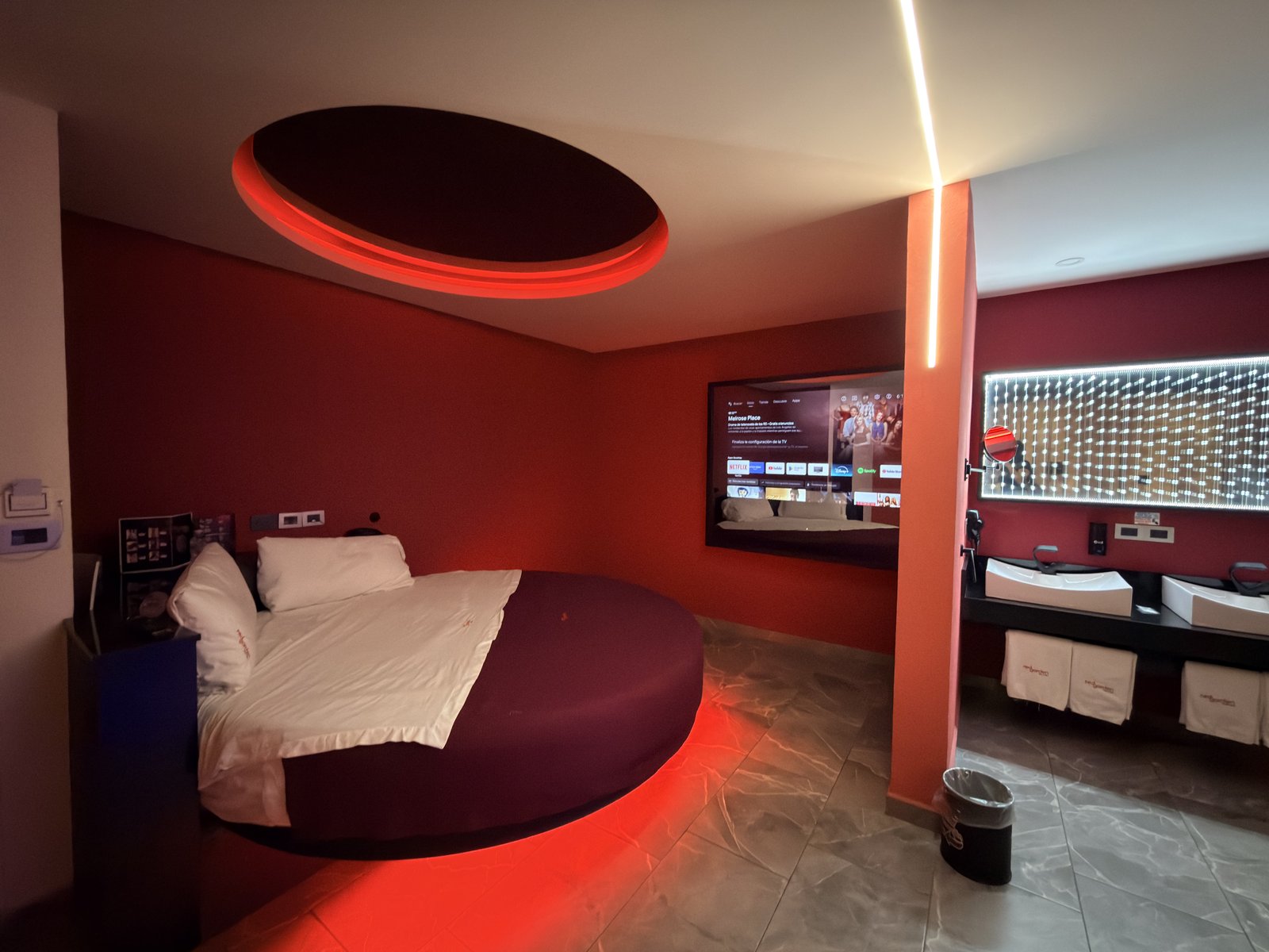 Habitación con sauna, cama y baño, Red Garden Hotel CDMX